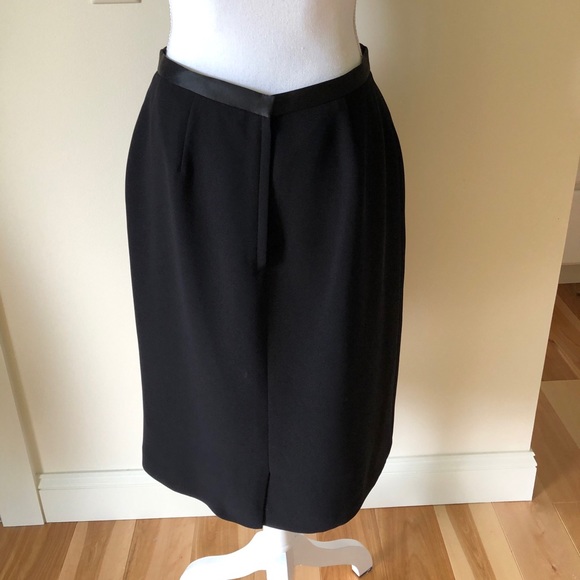 Black Kasper suit - Picture 6 of 8